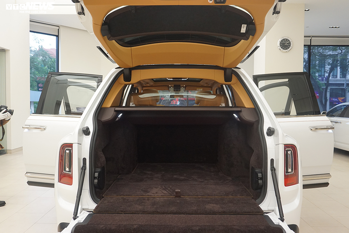 Cận cảnh Rolls-Roys Cullinan chính hãng đầu tiên được thiết kế riêng cho đại gia Việt - 16