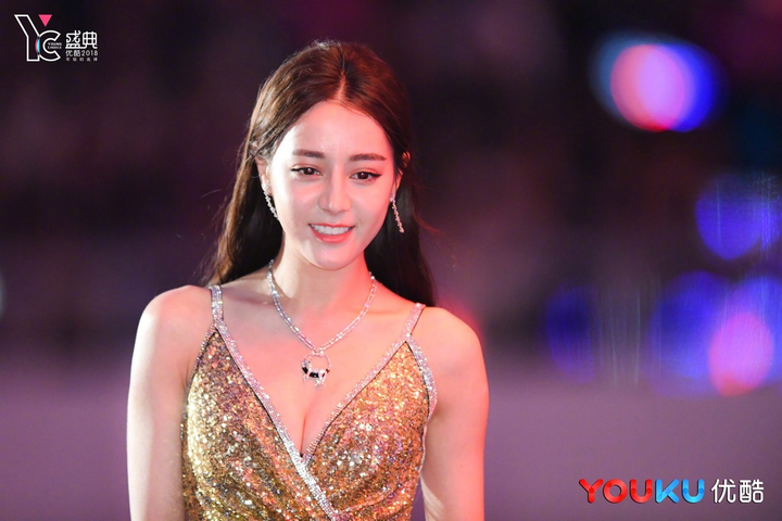 Địch Lệ Nhiệt Ba đang sớm hết thời ở tuổi 28? - 1