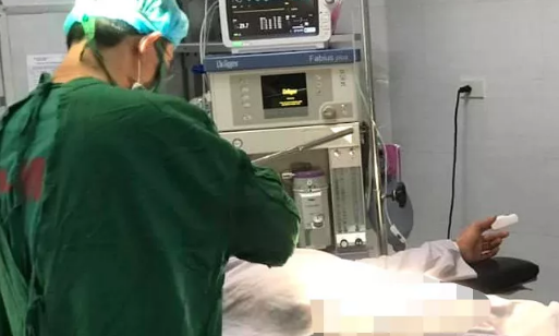 Nhập viện cấp cứu vì bị gãy dương vật khi 'tự sướng' - 1