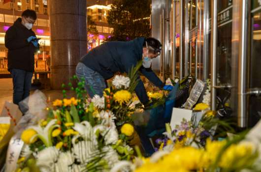 Người dân Vũ Hán, Hong Kong tưởng niệm bác sỹ qua đời vì virus corona - 6