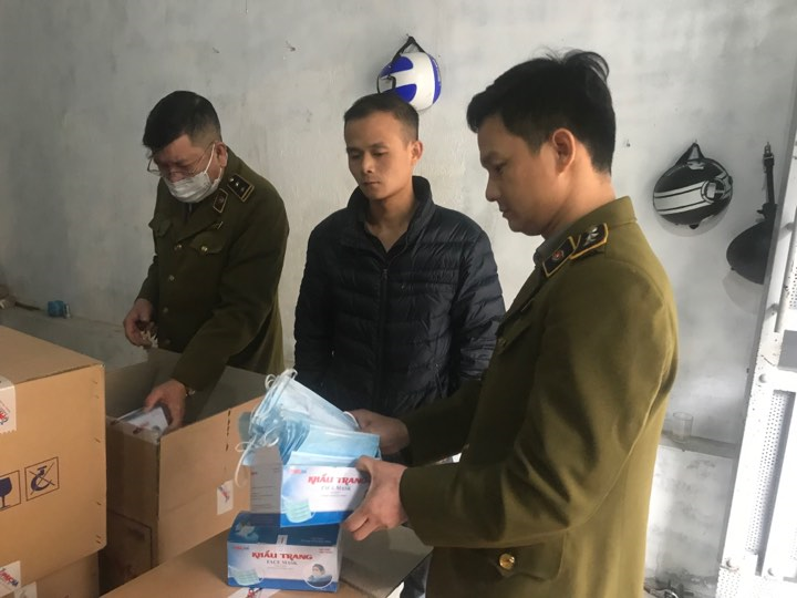 Phát hiện người Trung Quốc thu gom số lượng lớn khẩu trang tại Hà Nội - 1