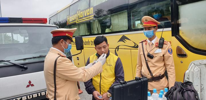 CSGT phát khẩu trang miễn phí cho hành khách trên cao tốc Nội Bài - Lào Cai - 3