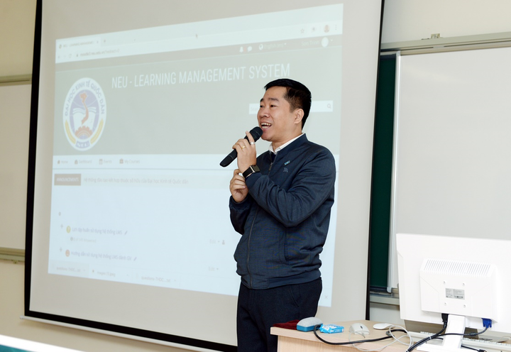 Phòng tránh virus corona, hơn 25.000 sinh viên Đại học Kinh tế Quốc dân chuyển sang học trực tuyến - 2