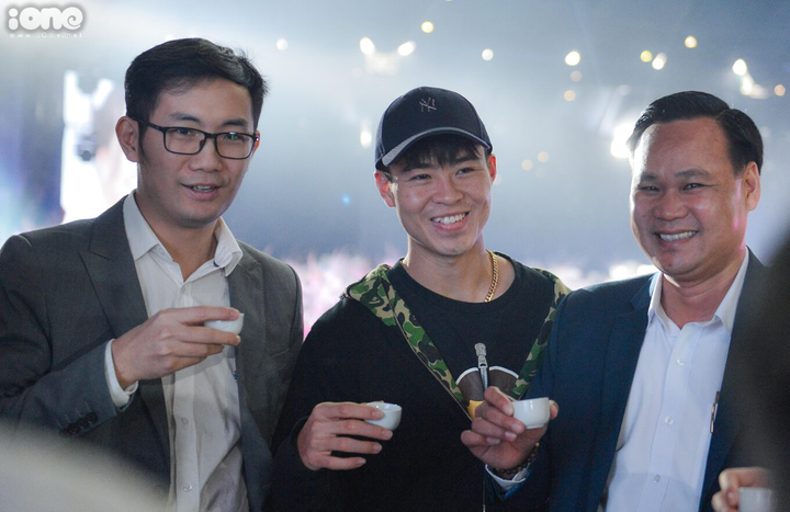 Rạp cưới trên sân bóng làng của Duy Mạnh - Quỳnh Anh - 11