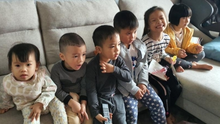 Nghỉ làm ở nhà trông con mùa dịch, tôi thành bảo mẫu bất đắc dĩ của cả khu - 1