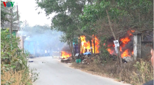 Người dân chạy toán loạn sau những tiếng nổ phát ra từ khu phế liệu - 1