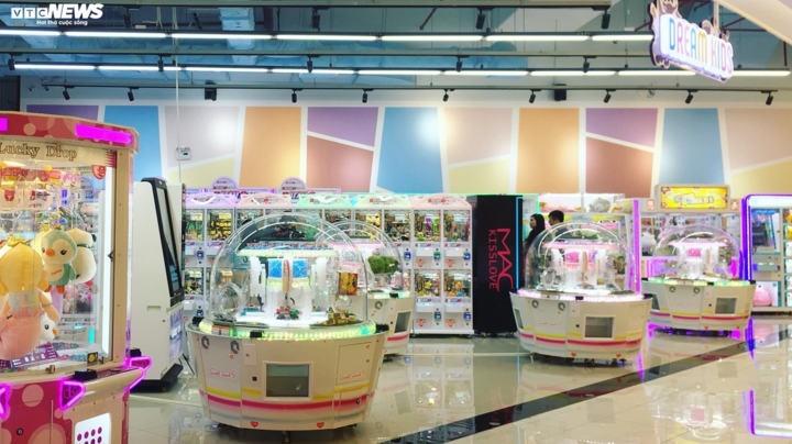 Siêu thị, trung tâm thương mại ở Hà Nội tiếp tục vắng hoe do dịch virus corona - 7