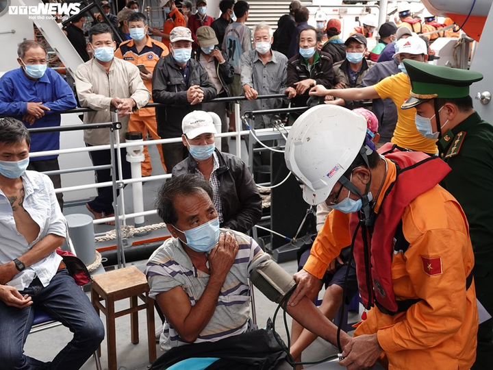 Cứu thành công 40 thuyền viên trôi dạt 4 ngày trên biển Hoàng Sa - 1