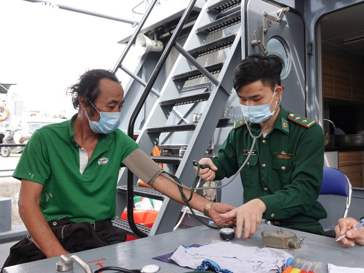 Cứu thành công 40 thuyền viên trôi dạt 4 ngày trên biển Hoàng Sa - 2