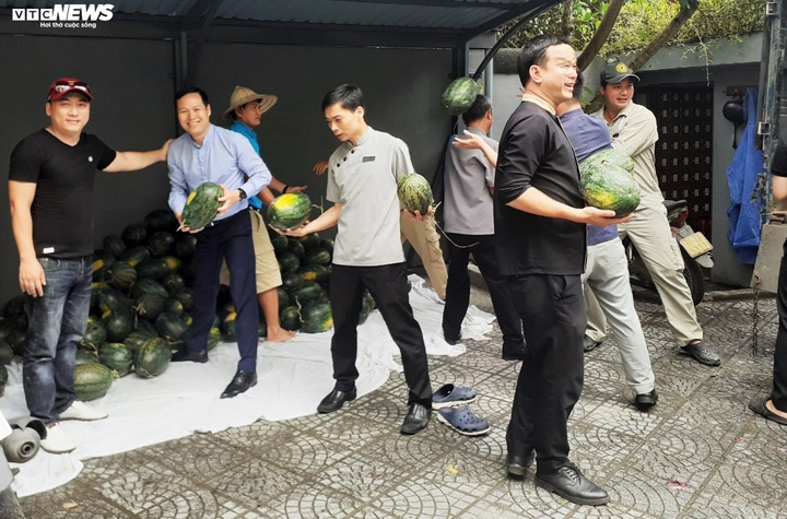 Dân và du khách Hội An 'giải cứu' hàng chục tấn dưa hấu Tây Nguyên - 2