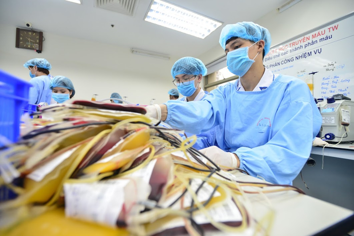 Khan hiếm máu do dịch corona, dân Hà Nội kéo nhau đi hiến máu - 9