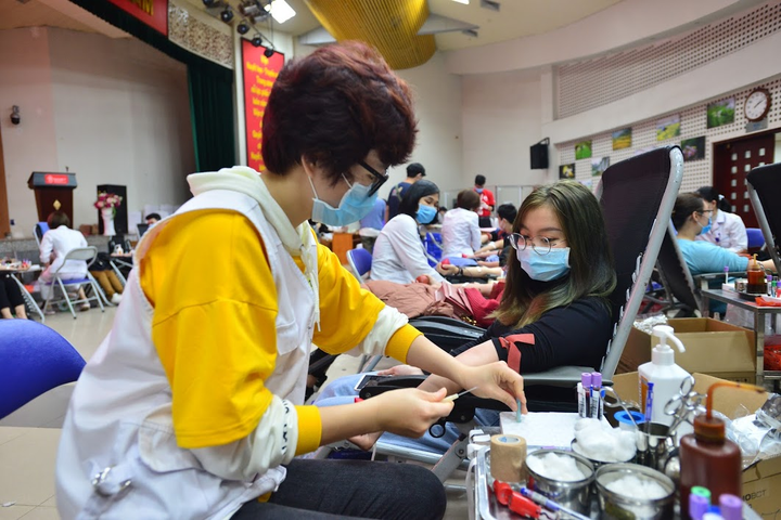 Khan hiếm máu do dịch corona, dân Hà Nội kéo nhau đi hiến máu - 3