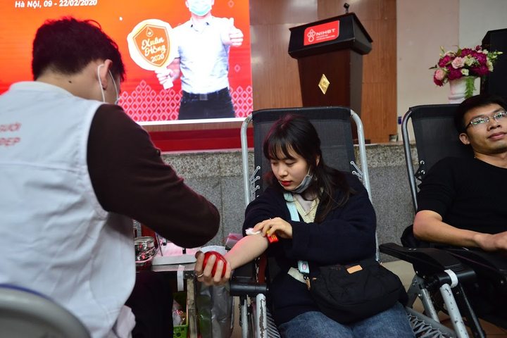 Khan hiếm máu do dịch corona, dân Hà Nội kéo nhau đi hiến máu - 4