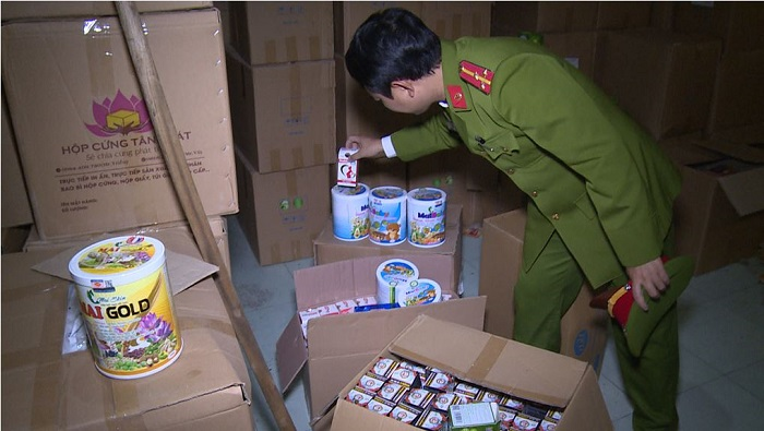 Đột kích cơ sở sản xuất nước rửa tay trái phép ở Thái Bình - 2