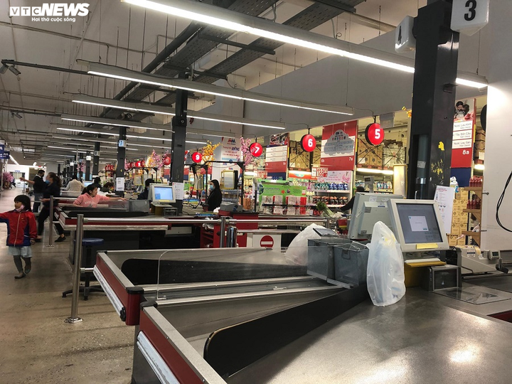 Siêu thị, trung tâm thương mại ở Hà Nội tiếp tục vắng hoe do dịch virus corona - 6