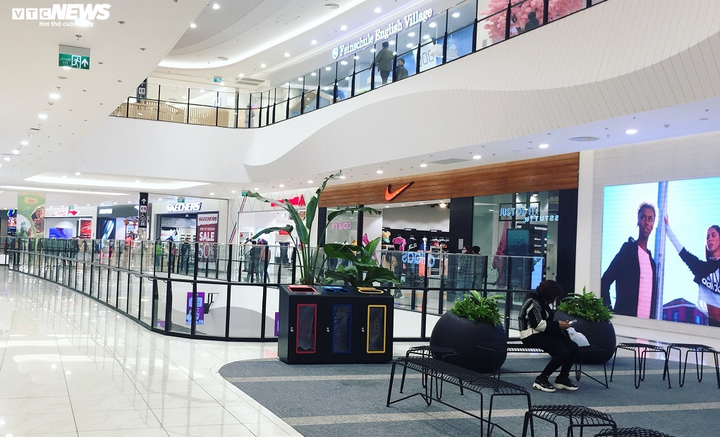 Siêu thị, trung tâm thương mại ở Hà Nội tiếp tục vắng hoe do dịch virus corona - 8