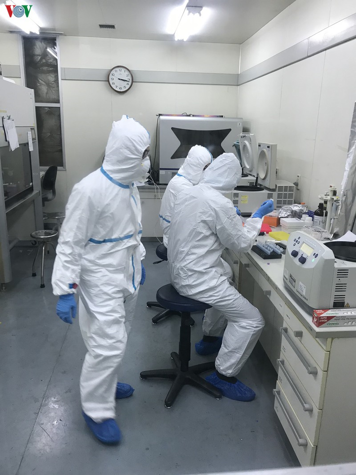 Trắng đêm, xuyên Tết tìm virus corona trong phòng xét nghiệm - 2