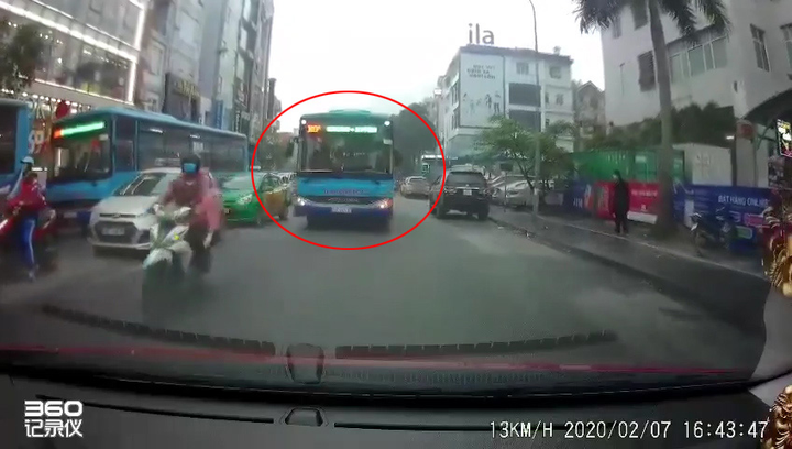 Đình chỉ tài xế xe buýt chạy lấn làn còn chửi bới, đòi được ưu tiên ở Hà Nội - 1