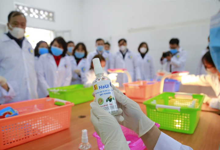 Trường Đại học Công nghiệp Hà Nội sản xuất nước rửa tay phục vụ hơn 30.000 sinh viên - 5