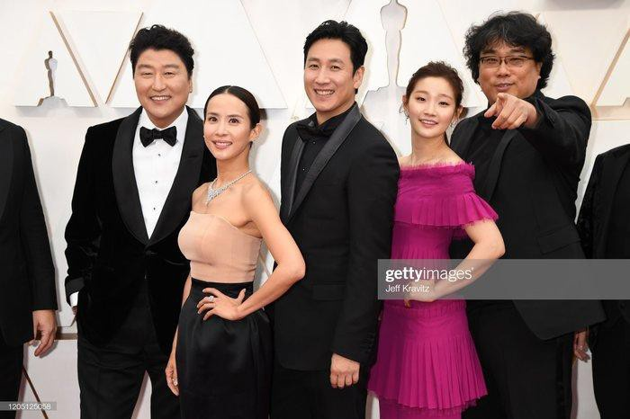‘Nữ hoàng cảnh nóng’ khoe sắc trên thảm đỏ Oscar 2020 - 2