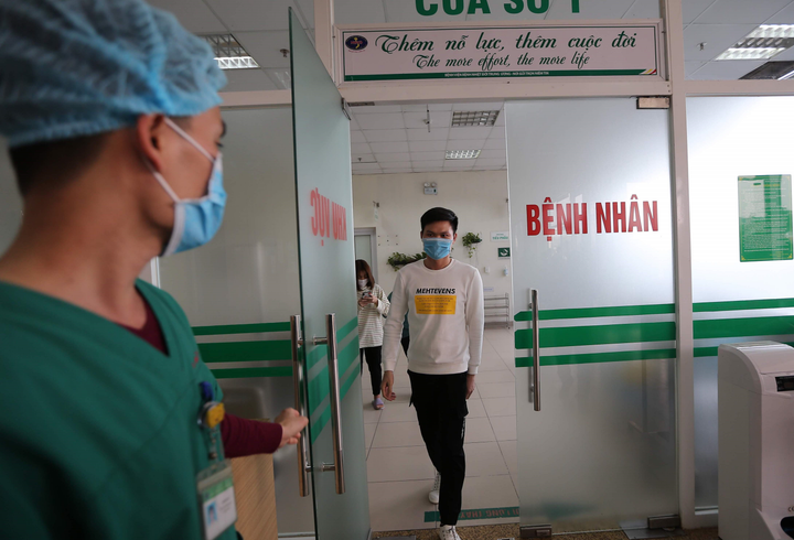 Rạng rỡ phút giây xuất viện của bệnh nhân từng nhiễm virus corona - 1