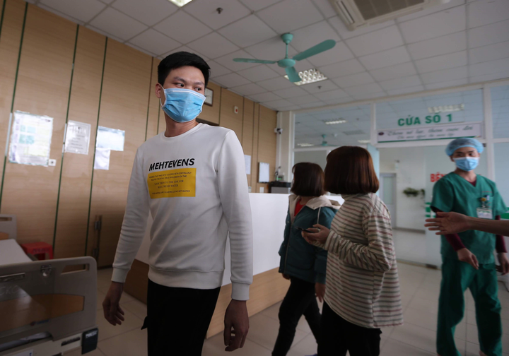 Rạng rỡ phút giây xuất viện của bệnh nhân từng nhiễm virus corona - 2