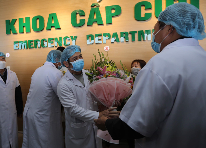 Rạng rỡ phút giây xuất viện của bệnh nhân từng nhiễm virus corona - 3