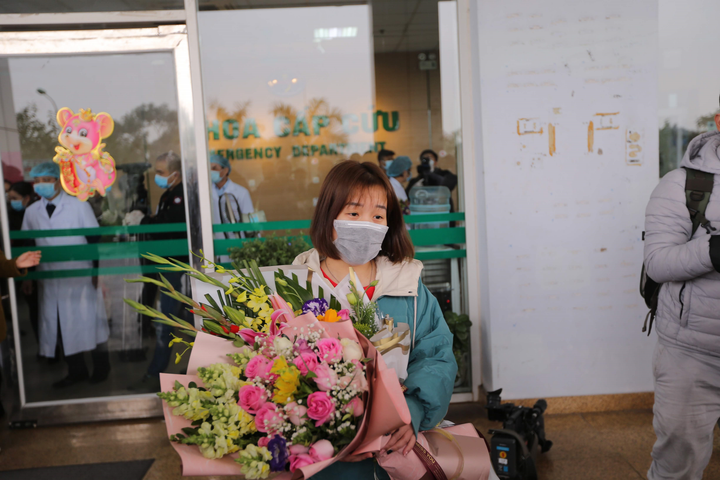 Rạng rỡ phút giây xuất viện của bệnh nhân từng nhiễm virus corona - 9