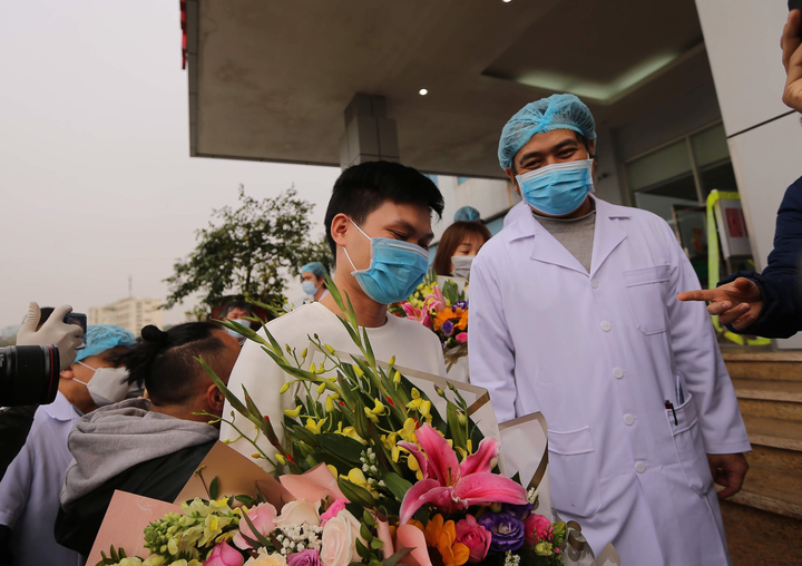 Rạng rỡ phút giây xuất viện của bệnh nhân từng nhiễm virus corona - 7