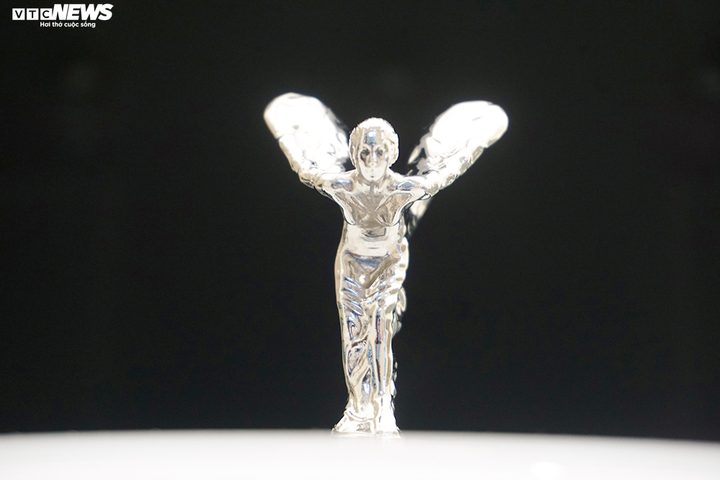 Cận cảnh Rolls-Roys Cullinan chính hãng đầu tiên được thiết kế riêng cho đại gia Việt - 5