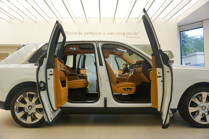 Cận cảnh Rolls-Roys Cullinan chính hãng đầu tiên được thiết kế riêng cho đại gia Việt - 7