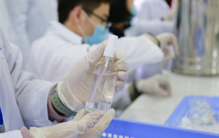 Trường Đại học Công nghiệp Hà Nội sản xuất nước rửa tay phục vụ hơn 30.000 sinh viên - 3