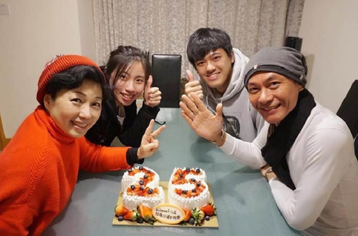 Tài tử TVB ủng hộ con làm việc ở khu cách ly dịch corona - 1