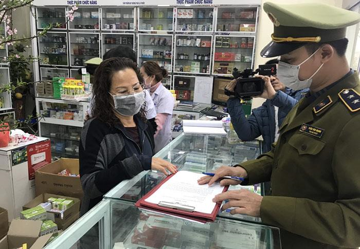 Tăng giá khẩu trang, 4 cửa hàng thuốc bị thu hồi giấy phép kinh doanh - 1