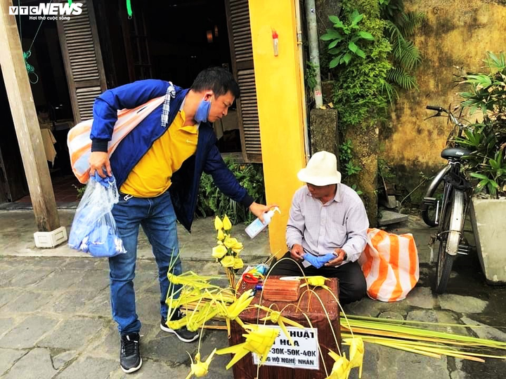 Chủ tiệm cà phê đóng quán, mua khẩu trang tặng du khách và người bán rong - 1