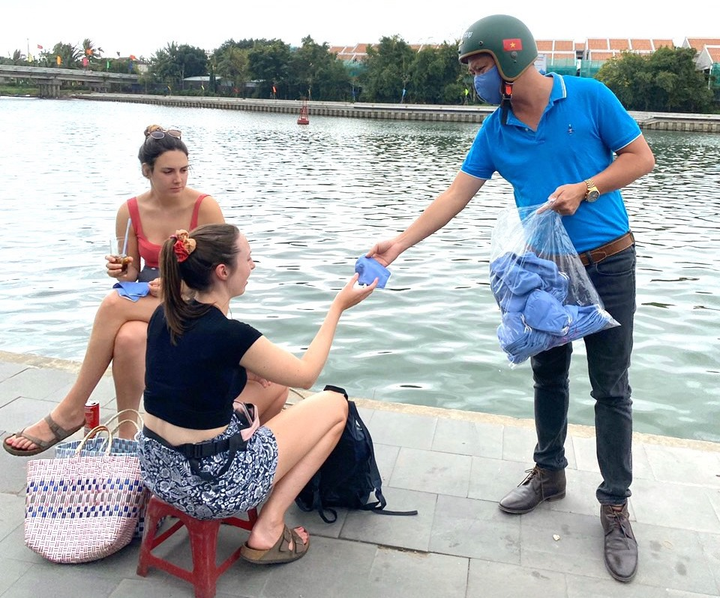 Chủ tiệm cà phê đóng quán, mua khẩu trang tặng du khách và người bán rong - 3