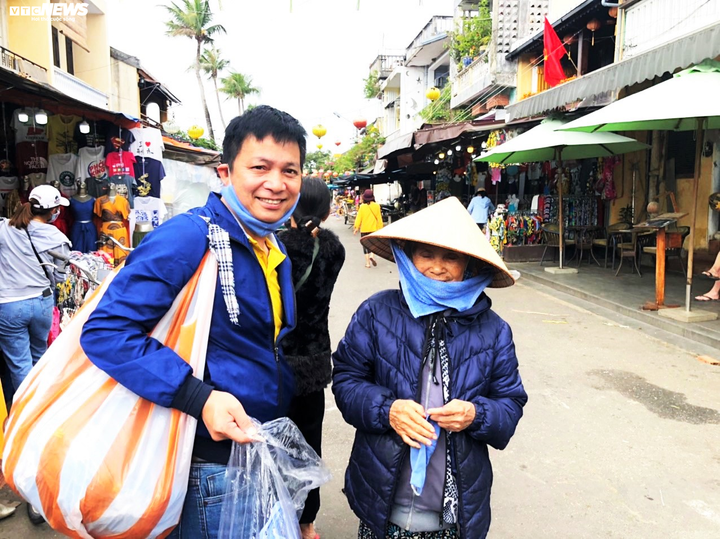 Chủ tiệm cà phê đóng quán, mua khẩu trang tặng du khách và người bán rong - 2