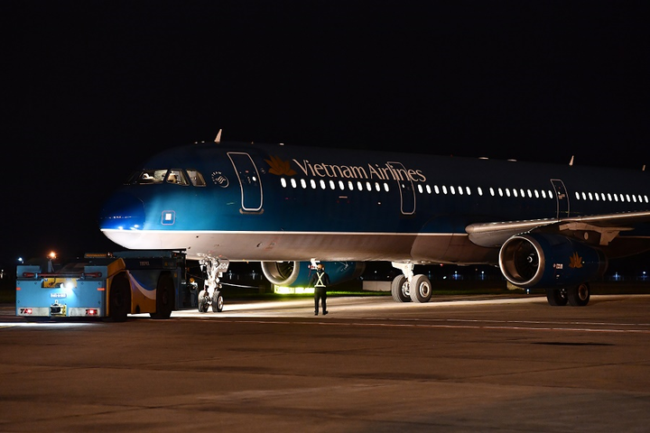 Hình ảnh ít biết trước khi chuyến bay đặc biệt của Vietnam Airlines cất cánh - 4