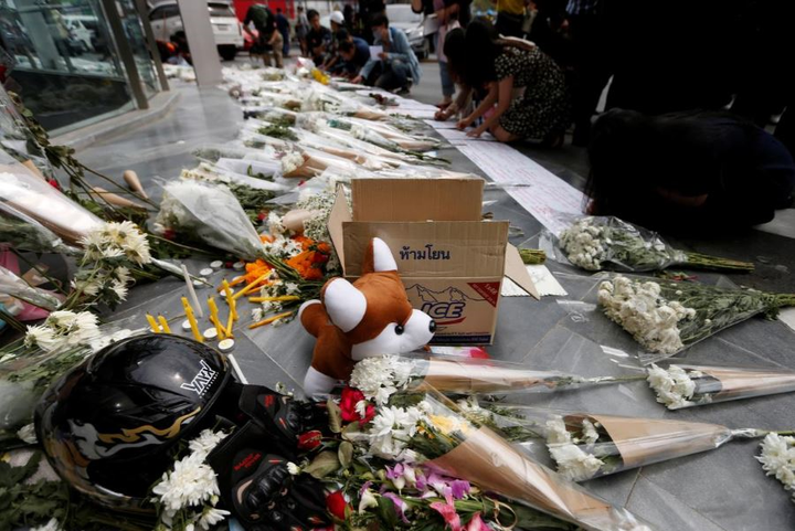 Người Thái Lan tưởng niệm nạn nhân vụ xả súng đẫm máu - 3