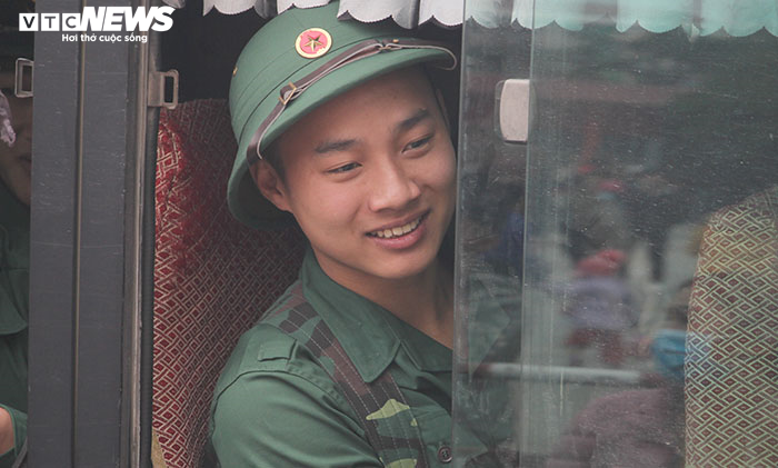 Ảnh: Chiến sĩ trẻ ôm chặt bạn gái, bịn rịn chia tay trước giờ lên đường nhập ngũ - 13