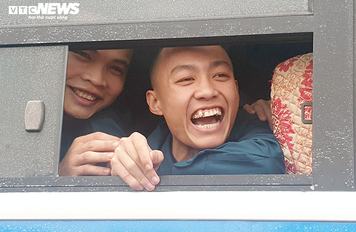 Ảnh: Chiến sĩ trẻ ôm chặt bạn gái, bịn rịn chia tay trước giờ lên đường nhập ngũ - 14