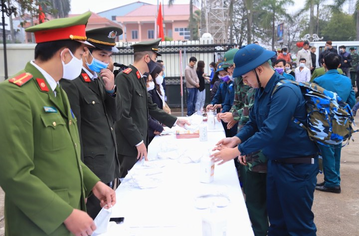 Ảnh: Tân binh Hà Nội được phát khẩu trang, đo thân nhiệt phòng dịch nCoV trong ngày nhập ngũ - 6