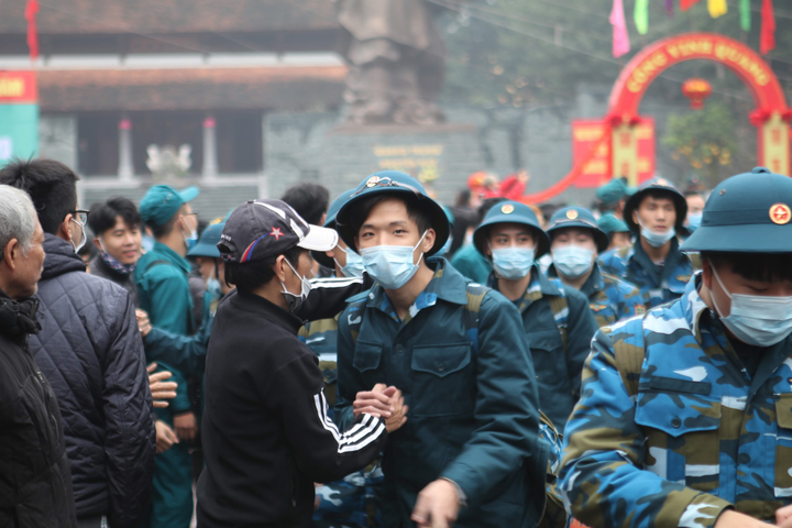 Ảnh: Tân binh Hà Nội được phát khẩu trang, đo thân nhiệt phòng dịch nCoV trong ngày nhập ngũ - 4