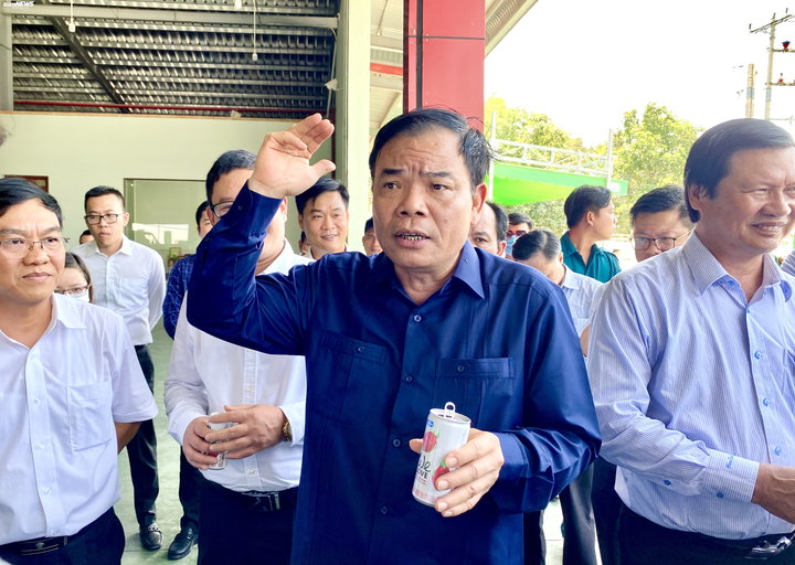 Bộ trưởng Nông nghiệp: 'Doanh nghiệp mua thanh long giá 12.000 đồng/kg là quá biết ơn' - 1