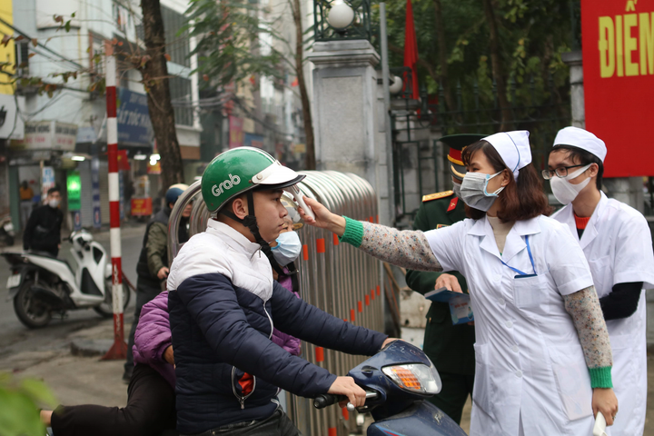 Ảnh: Tân binh Hà Nội được phát khẩu trang, đo thân nhiệt phòng dịch nCoV trong ngày nhập ngũ - 3