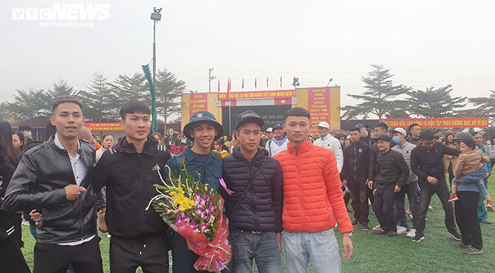 Ảnh: Chiến sĩ trẻ ôm chặt bạn gái, bịn rịn chia tay trước giờ lên đường nhập ngũ - 12