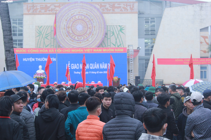 Ảnh: Tân binh bật khóc, ôm chầm mẹ trước lúc lên đường nhập ngũ - 1