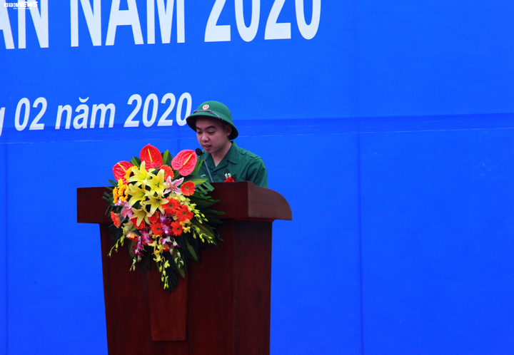 Ảnh: Tân binh bật khóc, ôm chầm mẹ trước lúc lên đường nhập ngũ - 3