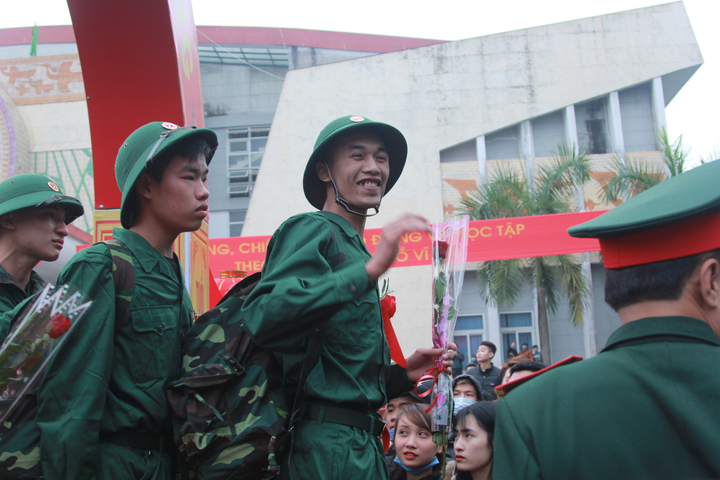 Ảnh: Tân binh bật khóc, ôm chầm mẹ trước lúc lên đường nhập ngũ - 9
