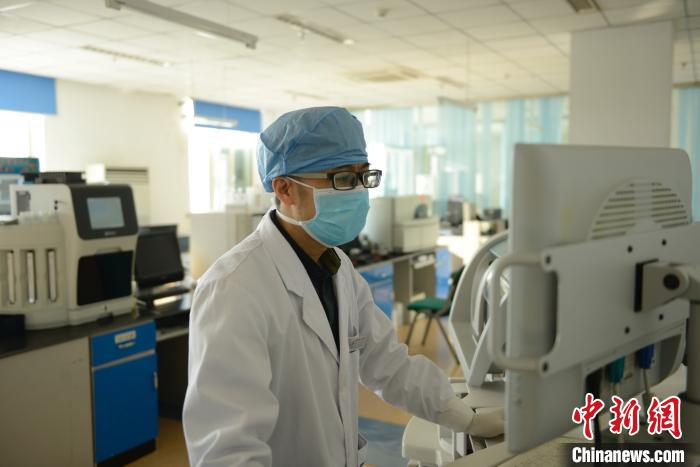 Chồng ra tiền tuyến chống dịch, đau lòng để vợ một mình chống chọi với ung thư - 1